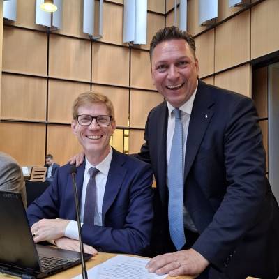 Am 11. September 2025 herrschte hervorragende Stimmung bei der CDU-Fraktion Berlin w�hrend der Plenarsitzung des Abgeordnetenhauses. Thema war die Beratung zur Neuordnung der Ersatzschulfinanzierung. Lars Bocian dankte der Senatorin f�r Bildung, Jugend und Familie Katharina G�nther-W�nsch sowie der Senatsverwaltung f�r ihre Arbeit und betonte, dass die CDU f�r starke freie Schulen eintritt. Ziel der �nderungen: echte Wahlfreiheit f�r Eltern, faire Zusch�sse, klare Regeln und mehr Unterst�tzung f�r Lehrkr�fte. Freie Schulen bleiben damit wichtige Partner f�r Kinder und Familien im Berliner Bildungssystem.