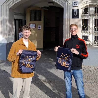 Am 13. September 2025 w�nschten die Aktiven der CDU Friedenau den diesj�hrigen ABC-Sch�tzen viel Erfolg und Freude in der Schule. Vor den Grundschulen in Friedenau und Mariendorf �berreichten sie Turnbeutel, darunter auch Ausmalwimmelbilder zu Berufen des Handwerks, organisiert von der MIT Tempelhof-Sch�neberg.

In Berlin wurden so viele Kinder eingeschult wie seit 25 Jahren nicht mehr. Um beste Startchancen zu erm�glichen, investiert die CDU-gef�hrte Berliner Landesregierung weiterhin in neue Schulpl�tze und mehr Lehrkr�fte ? ein Herzensanliegen der Bildungssenatorin Katharina G�nther-W�nsch. Jedes Kind soll bestm�glich gef�rdert werden und von engagierten Lehrerinnen und Lehrern profitieren.