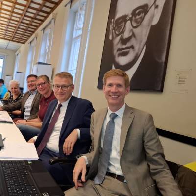 Am 18. September 2025 freuten sich viele �ber die Erl�uterungen der Berliner Bildungssenatorin Katharina G�nther-W�nsch zu den Ergebnissen der Vergleichsarbeiten in der Sitzung des Ausschusses f�r Bildung, Jugend und Familie im Abgeordnetenhaus. Die Diskussion machte deutlich: Kinder sollen gezielt Lesen, Schreiben und Rechnen lernen. Daher liegt ein Schwerpunkt auf dem Startchancenprogramm, das besonders das gemeinsame Lernen f�rdert. Zudem wurde heute erstmals �ber den Haushaltsentwurf f�r die Jahre 2026 und 2027 beraten.