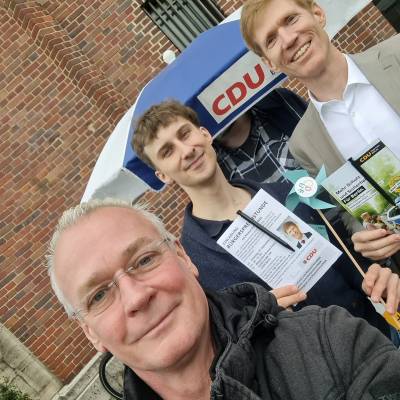 Frisches Wetter, gute Stimmung und viele Gespr�che am Stand der CDU Tempelhof-Sch�neberg. Thematisch ging es um die Verkehrssituation im Bezirk und die bevorstehenden Baustellen am n�rdlichen Tempelhofer Damm sowie um die Modernisierung des Berliner Polizeigesetzes, die von der CDU-Fraktion Berlin vorangetrieben wurde. Selbstverst�ndlich standen auch aktuelle Informationen von Dr. Jan-Marko Luczak, Bundestagsabgeordneter f�r Tempelhof-Sch�neberg, zur Verf�gung. 22. September