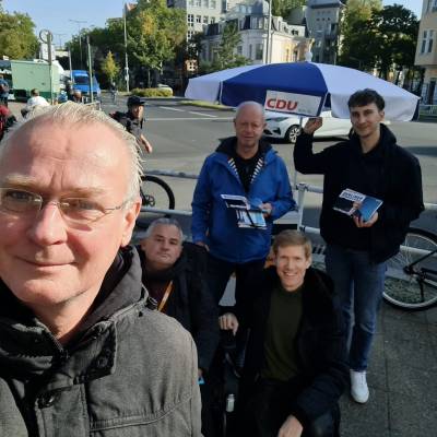 Bei strahlendem Wetter gab es am 27. September am Stand der CDU Friedenau viele gute Gespr�che: Im Mittelpunkt standen die F�rderung der Kleinsten ? gerade zuvor im Abgeordnetenhaus wurde ein Gesetzentwurf zur Verbesserung der Kindertagesbetreuung eingebracht ? sowie die geplante Fahrradstra�e in der Handjerystra�e, bei der die CDU Tempelhof-Sch�neberg, insbesondere Vorsitzender Dr. Jan-Marko Luczak, gegen die Einschr�nkung von Parkpl�tzen eintritt. Auch die aktuelle Berliner Rundschau mit dem wiedergew�hlten Landesvorsitzenden Kai Wegner stie� auf gro�es Interesse.