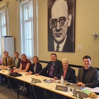 Am 29. September nahm ich im Ausschuss f�r Gesundheit und Pflege des Abgeordnetenhauses Berlin stellvertretend f�r einen Kollegen teil. Im Fokus standen neue Ans�tze in der Gesundheitsversorgung, vorgestellt von Vertretern der Hauptstadt-KV, des Roten Kreuzes und der Alice-Salomon-Hochschule. Herzlichen Dank an Dr. Franziska Drephal, Prof. Dr. Heidi H�ppner, Tahnee Leyh, Marie-Christin Petrasch und Burkhard Ruppert f�r ihre Zeit und die wertvolle Expertise.