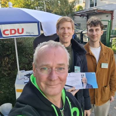 Am 6. Oktober hatten wir sonniges Wetter und gute Gespr�che am Stand der CDU Berlin. Mit dabei: die Berliner Rundschau mit Kai Wegner auf der Titelseite, Einladungen zur B�rgersprechstunde am 7. Oktober und ins Abgeordnetenhaus am 7. November sowie Informationen von Dr. Jan-Marko Luczak, unserem Bundestagsabgeordneten f�r Tempelhof-Sch�neberg.