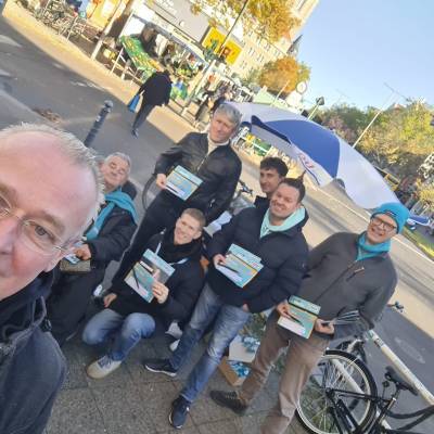Am 18. Oktober bei strahlendem Sonnenschein: Frischer Wind, viele neugierige Besucher und rege Gespr�che am Stand der CDU Tempelhof-Sch�neberg �ber die aktuelle Umfrage zur Situation der Gesch�fte an der Rheinstra�e. Informiert wurde unter anderem durch die CDU Berlin und den Regierenden B�rgermeister Kai Wegner.