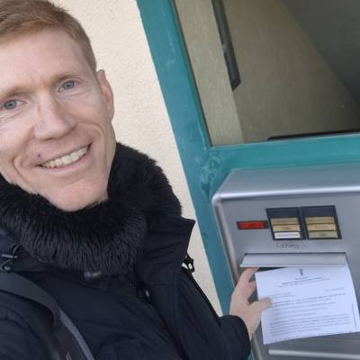 Am 20. Oktober bei wundersch�nem Wetter: Verteilen meiner Einladung an die B�rgerinnen und B�rger aus Mariendorf zu einer F�hrung durch das Abgeordnetenhaus von Berlin, einem politischen Gespr�ch mit mir und einer anschlie�enden F�hrung durch den Bundesrat am 7. November 2025.