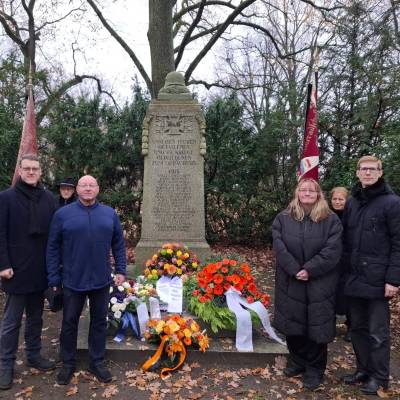 Am 16. November 2025 fand in Alt-Marienfelde die Gedenkveranstaltung zum Volkstrauertag statt. Christoph Pliesener, Vorsitzender der CDU-Fraktion Tempelhof-Sch�neberg, erinnerte an die Toten und Zerst�rungen, die Kriege hinterlassen, und betonte die Verantwortung f�r kommende Generationen.