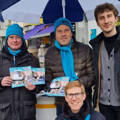 Am 26. November 2025 war die Motivation hoch am Stand der CDU Berlin. Wir hatten die Berliner Rundschau mit Regierendem B�rgermeister Kai Wegner auf der Titelseite, luden zur B�rgersprechstunde am 27. November ein und informierten �ber die Arbeit unseres Tempelhof-Sch�neberger Bundestagsabgeordneten Dr. Jan-Marko Luczak.