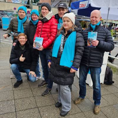 Am 13. Dezember verteilten wir am Breslauer Platz die Adventsausgabe der Berliner Rundschau, die Vorstellung der Kandidatinnen und Kandidaten der CDU Tempelhof-Sch�neberg sowie Geb�ck. Die Heilsarmee Berlin S�dwest sorgte mit Musik f�r festliche Stimmung.